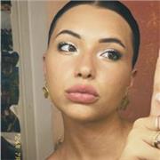 Studentessa con diploma al momento disoccupata, in cerca di lavoro